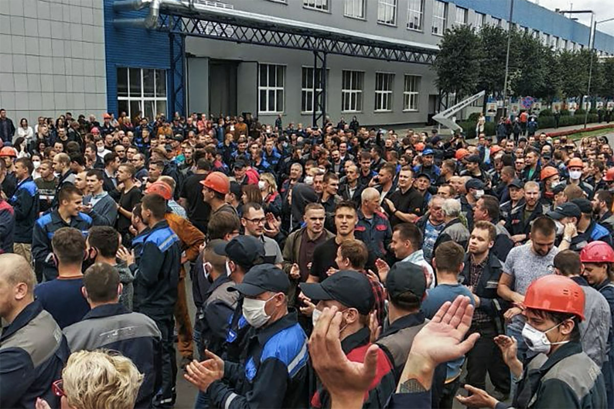 На белорусском заводе БелАЗ началась забастовка. Часть рабочих ...