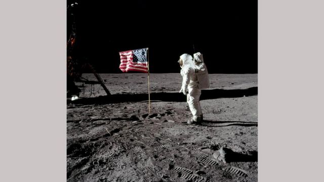 Американский флаг на Луне и Армстронг