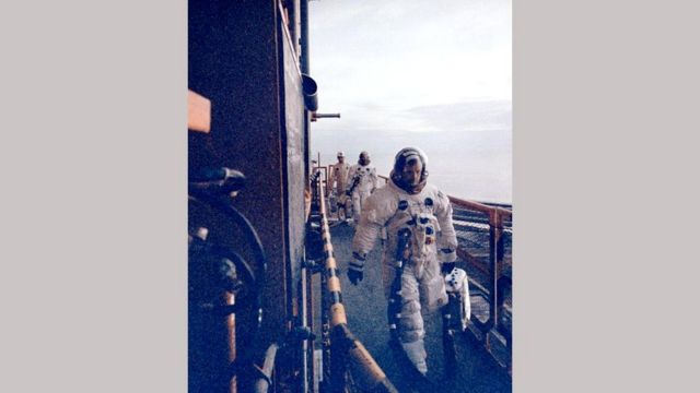 Нил Армстронг ведет свой экипаж на борт ракеты-носителя Сатурн-5