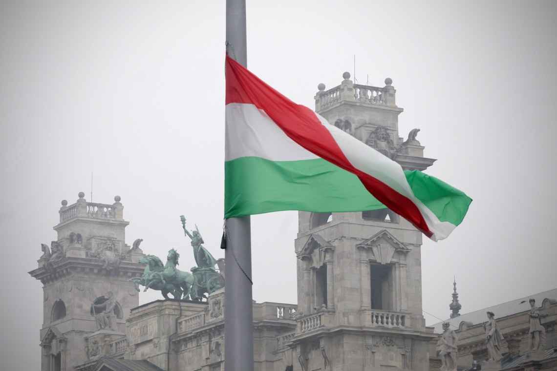 В Угорщині пропонують заборонити одностатевим парам ростити дітей