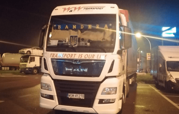У Польщі виник скандал через вантажівку з написом “Бандера”