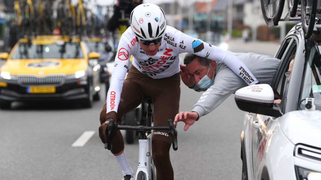 У Бельгії велогонщика дискваліфікували за викинуту в недозволеному місці пляшку