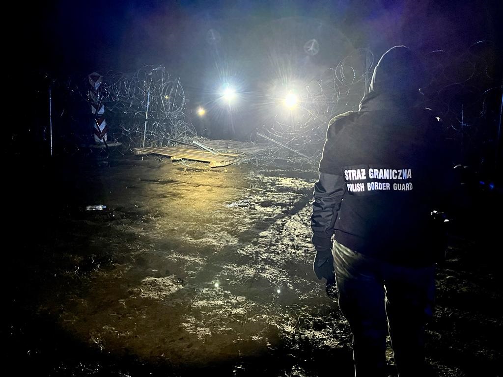 Черговий штурм: 200 мігрантів хотіли прорватися на кордоні із Польщею