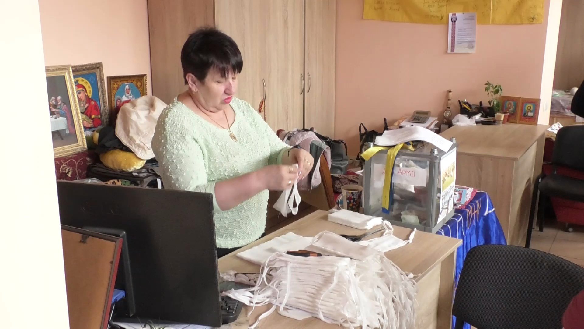 Пів тисячі масок пошили пенсіонерки за тиждень у Черкасах: відео ...