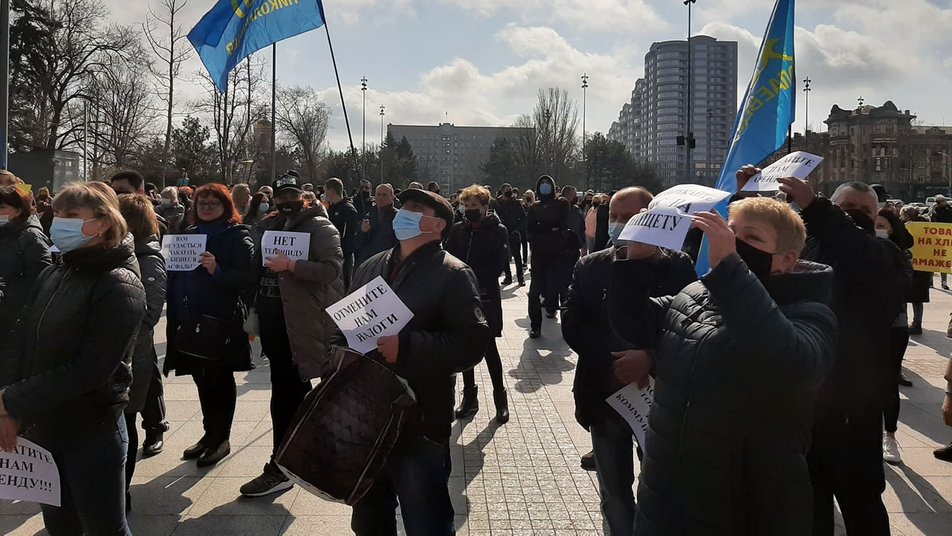 Карантинні протести: у Запоріжжі перекрили рух трамвая, Миколаїв також мітингує