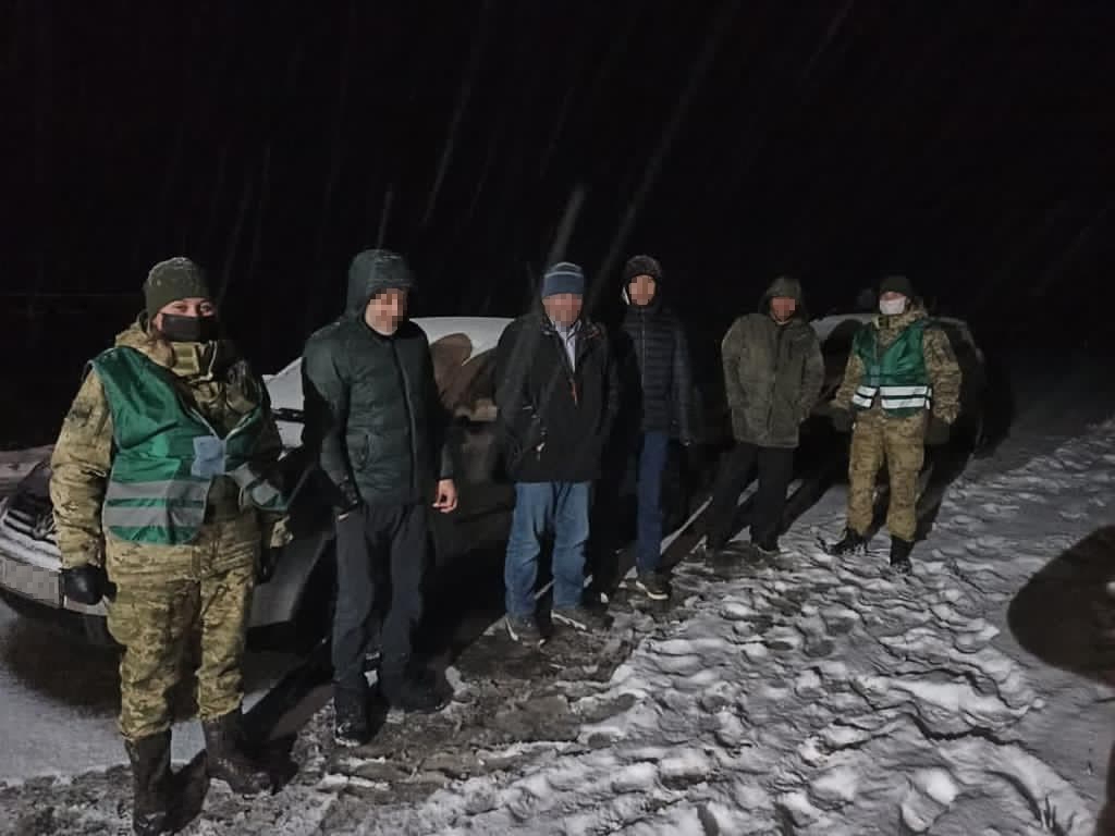 На Львівщині росіянин перевозив до кордону групу нелегалів із Азії