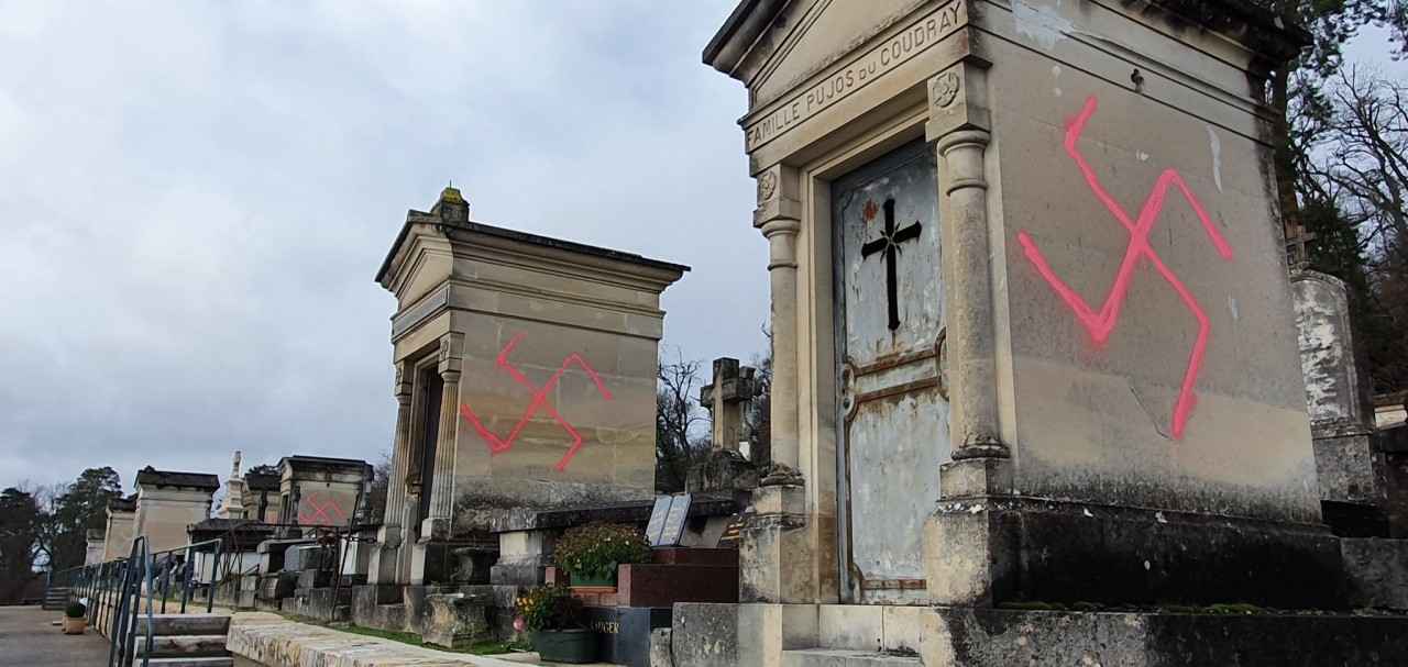 Під Парижем невідомі обмалювали свастиками десятки могил