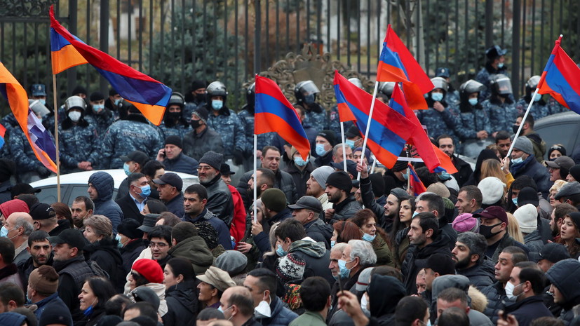 Вірменського прем’єра протестувальники закидали яйцями