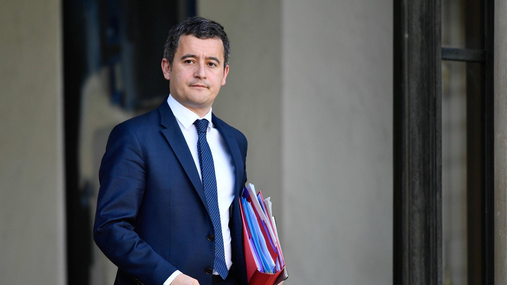 Главу МВС Франції допитали у справі про згвалтування