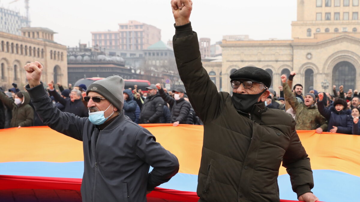У Єревані протестувальники блокують уряд та прокуратуру