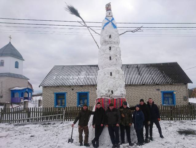 На Волині селяни зліпили 7-метрового сніговика (ФОТО)