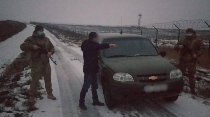 На кордоні з РФ росіянин сховався у рові, але його виявив тепловізор