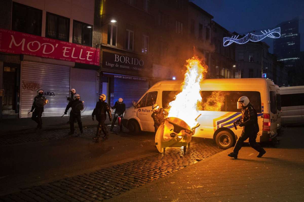У Бельгії під час протестів закидали камінням кортеж короля