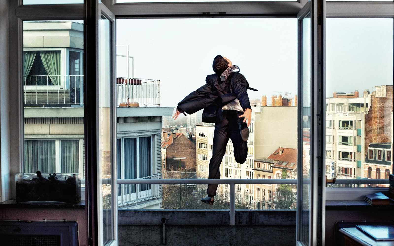 У Львові чоловік випав з балкону багатоповерхівки (ВІДЕО)