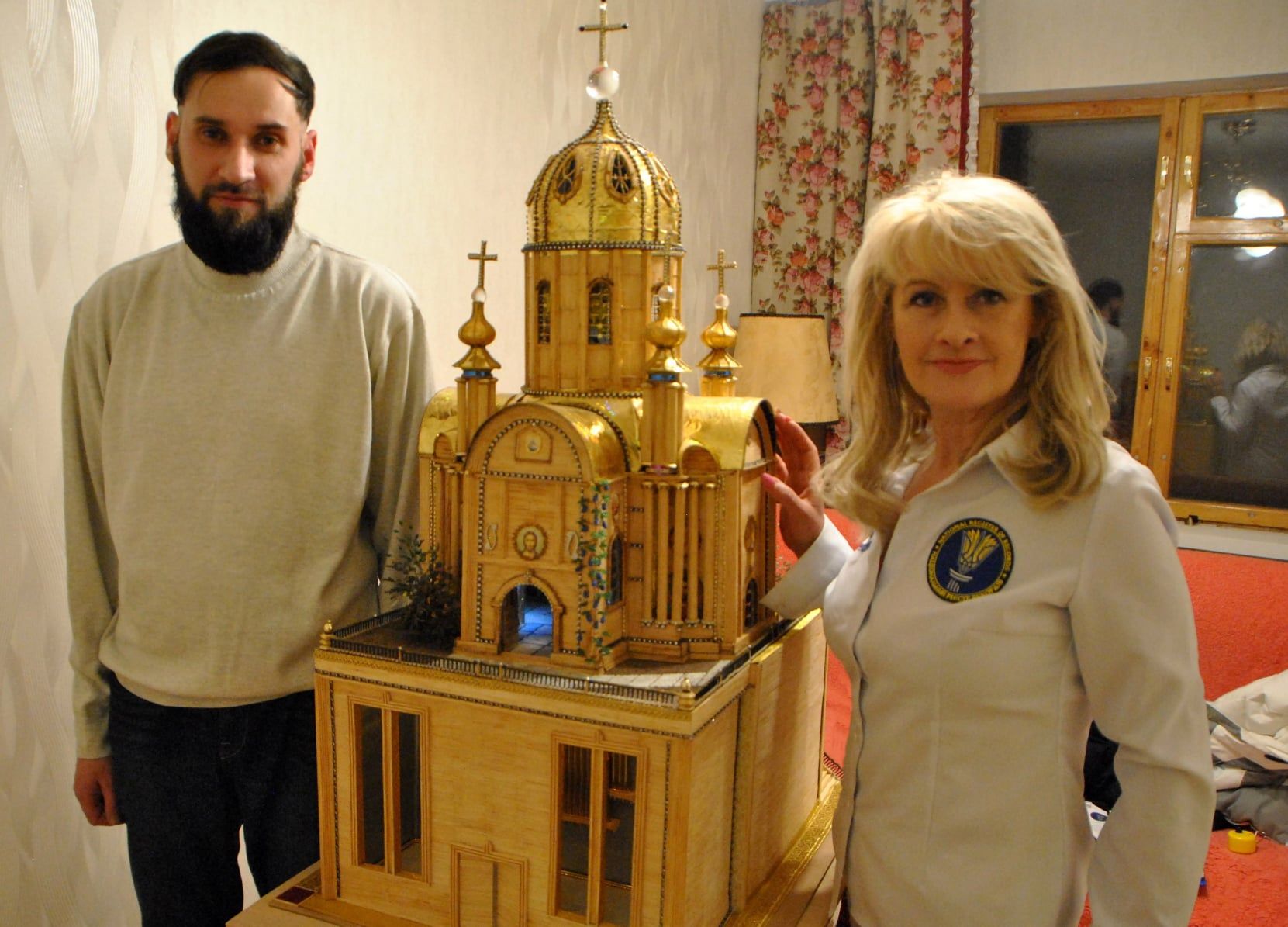 Харків’янин 22 роки створював макет храму із сірників, бісеру та золота