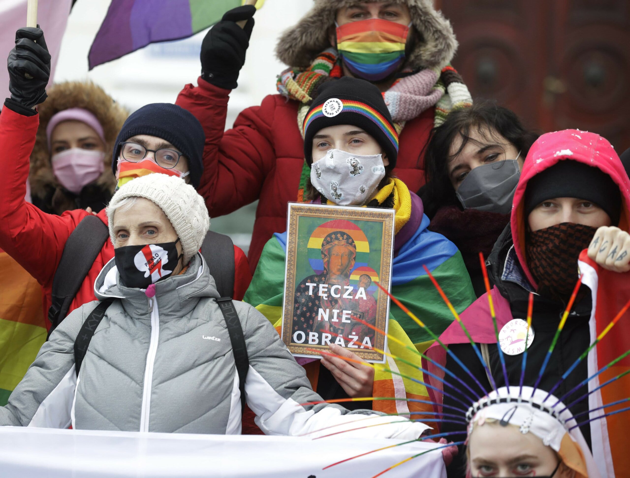 Богоматір з німбом у кольорах ЛГБТ: польський суд виправдав активісток