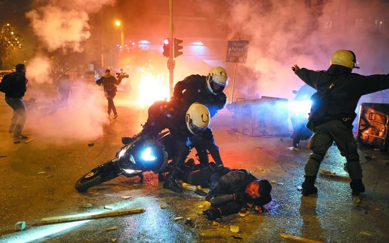 В Афінах протести переросли в зону бойових дій
