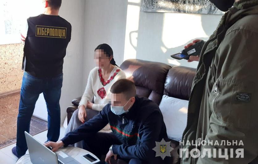 У Львові поліція викрила 27-річну дівчину за продаж власних інтимних фото
