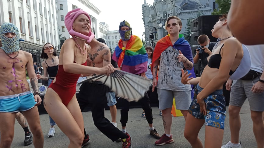 Скільки українців підтримує незалежність, ЛГБТ та міграцію — соцопитування