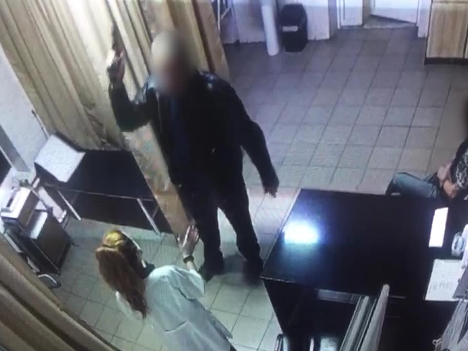 На Київщині чоловік з пістолетом прийшов у лікарню та погрожував медику (ВІДЕО)