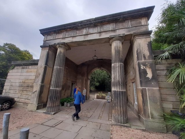 В Англії місце на старовинному кладовищі виставили на Airbnb